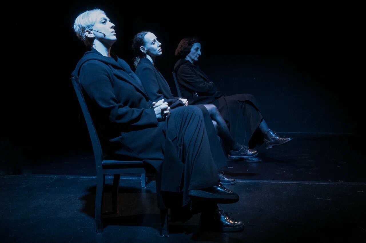 Чёрное пальто