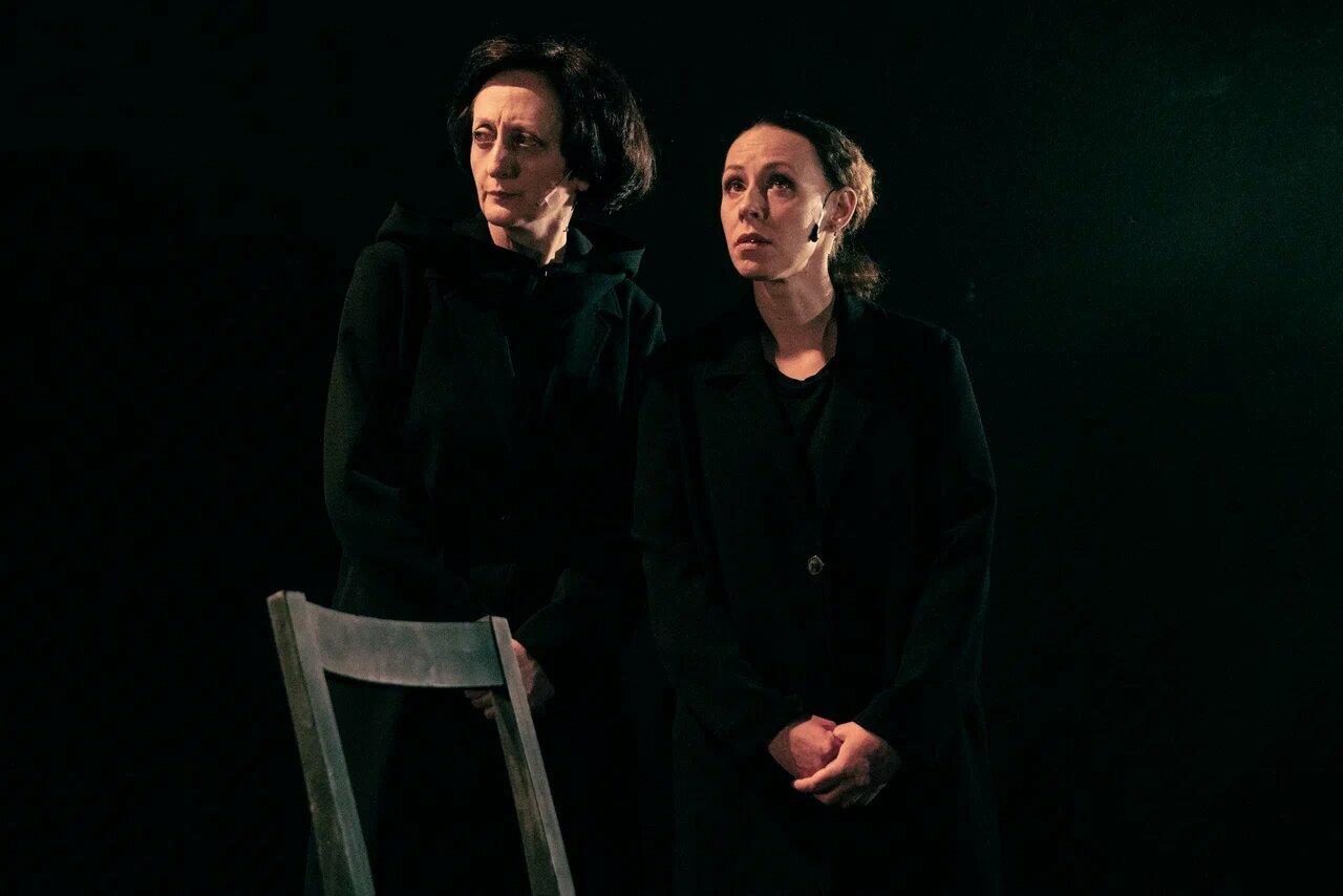 Чёрное пальто